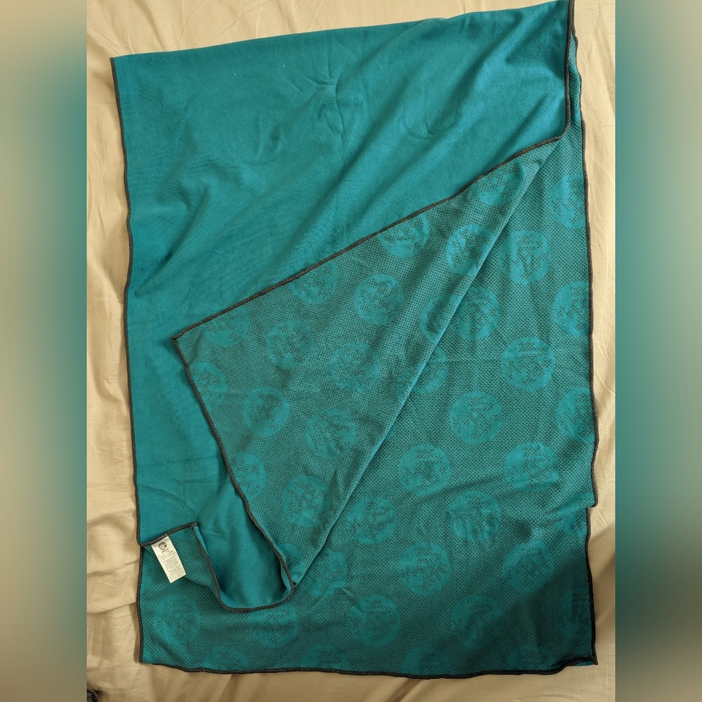 Manduka yogitoes yoga mat towel green
